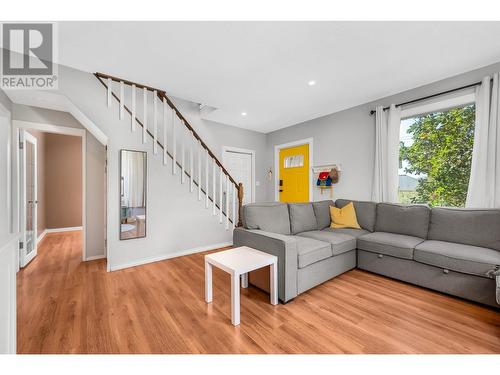 3205 26 Street, Vernon, BC - Indoor Photo Showing Living Room