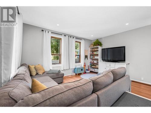 3205 26 Street, Vernon, BC - Indoor Photo Showing Living Room