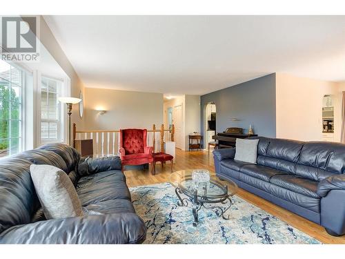 6395 Newton Court, Summerland, BC - Indoor Photo Showing Living Room