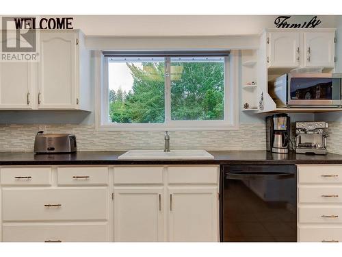 6395 Newton Court, Summerland, BC - Indoor Photo Showing Kitchen