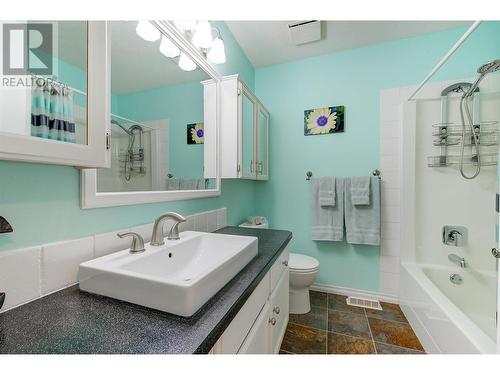 6395 Newton Court, Summerland, BC - Indoor Photo Showing Bathroom