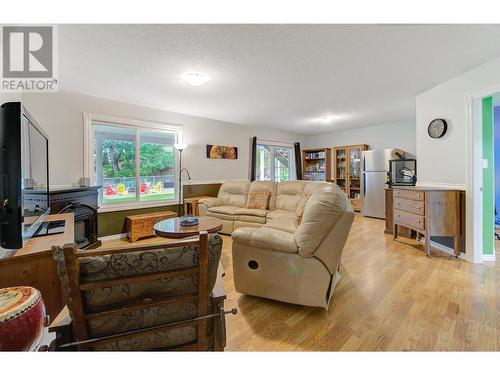 6395 Newton Court, Summerland, BC - Indoor Photo Showing Living Room