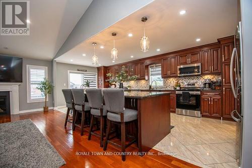 32 Broad Street, Kawartha Lakes (Lindsay), ON - Indoor Photo Showing Kitchen With Upgraded Kitchen