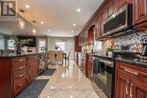 32 Broad Street, Kawartha Lakes (Lindsay), ON - Indoor Photo Showing Kitchen With Upgraded Kitchen