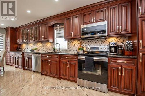 32 Broad Street, Kawartha Lakes (Lindsay), ON - Indoor Photo Showing Kitchen