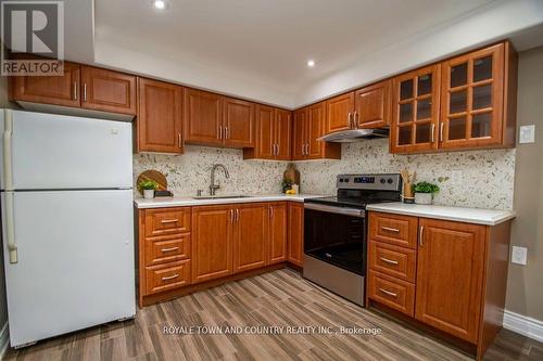 32 Broad Street, Kawartha Lakes (Lindsay), ON - Indoor Photo Showing Kitchen