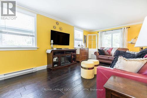 1 Erie Street, Clearview, ON - Indoor Photo Showing Living Room