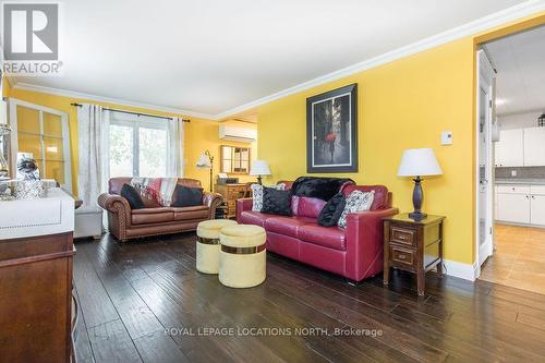 1 Erie Street, Clearview, ON - Indoor Photo Showing Living Room