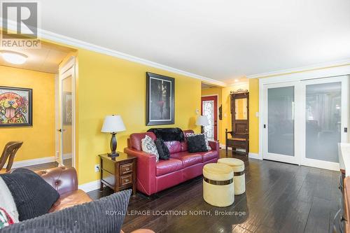 1 Erie Street, Clearview, ON - Indoor Photo Showing Living Room