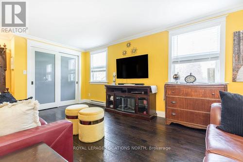 1 Erie Street, Clearview, ON - Indoor Photo Showing Living Room