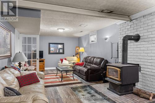 2819 Old Orchard Road, Springwater, ON - Indoor Photo Showing Living Room