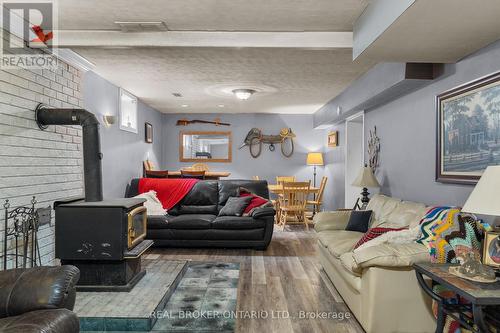 2819 Old Orchard Road, Springwater, ON - Indoor Photo Showing Living Room