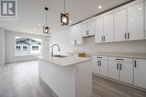 118-2648 Tranquille Rd, Kamloops, BC - Indoor Photo Showing Kitchen With Double Sink