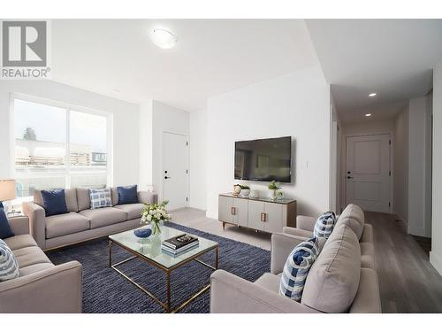 118-2648 Tranquille Rd, Kamloops, BC - Indoor Photo Showing Living Room