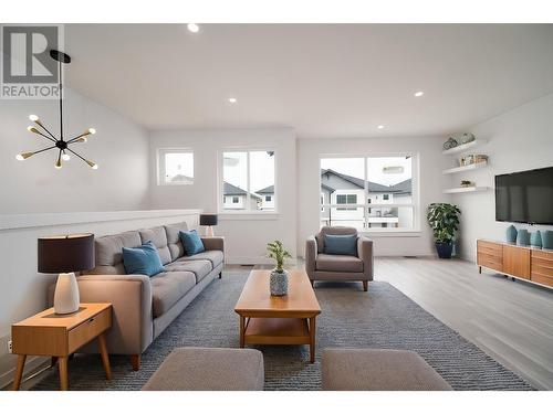 118-2648 Tranquille Rd, Kamloops, BC - Indoor Photo Showing Living Room