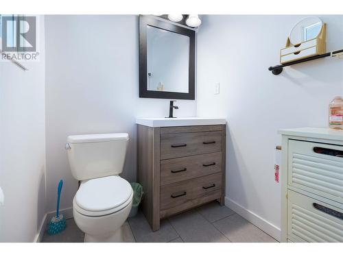 2539 Forest Drive, Blind Bay, BC - Indoor Photo Showing Bathroom