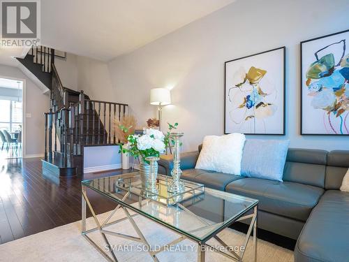 17 Rougeview Park Crescent, Markham (Greensborough), ON - Indoor Photo Showing Living Room