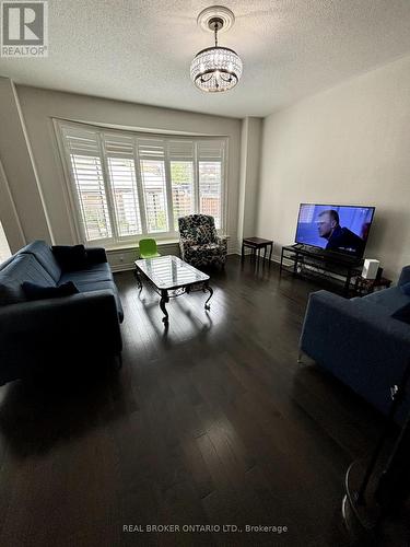 48 Barrow Avenue, Bradford West Gwillimbury, ON - Indoor Photo Showing Living Room