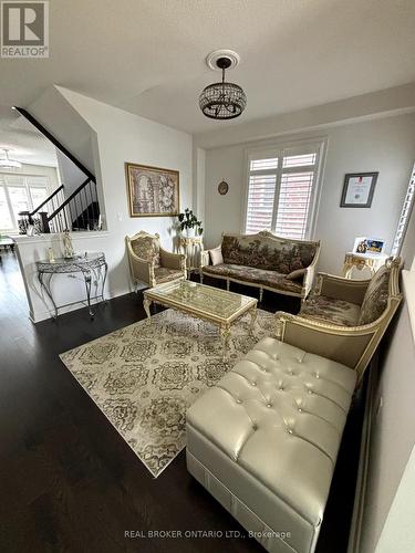 48 Barrow Avenue, Bradford West Gwillimbury, ON - Indoor Photo Showing Living Room