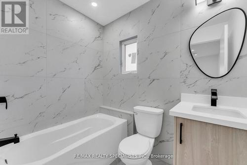 90 Frederick Avenue, Hamilton (Crown Point), ON - Indoor Photo Showing Bathroom