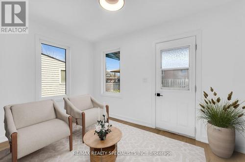 90 Frederick Avenue, Hamilton (Crown Point), ON - Indoor Photo Showing Living Room