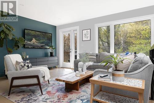 1322 Britannia Road, Huntsville, ON - Indoor Photo Showing Living Room