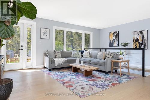 1322 Britannia Road, Huntsville, ON - Indoor Photo Showing Living Room