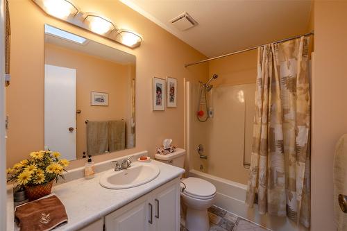 149 Pineview Drive, Kaleden, BC - Indoor Photo Showing Bathroom