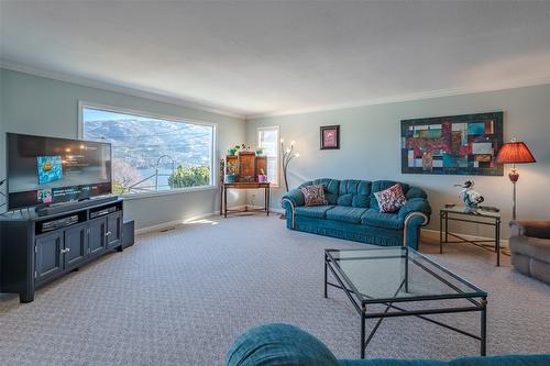 149 Pineview Drive, Kaleden, BC - Indoor Photo Showing Living Room