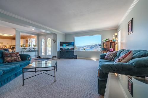 149 Pineview Drive, Kaleden, BC - Indoor Photo Showing Living Room