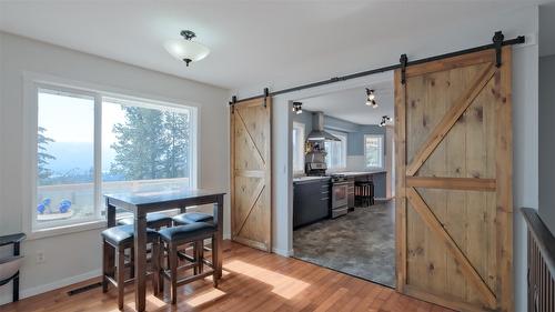 1556 Blackwood Drive, Kelowna, BC - Indoor Photo Showing Dining Room