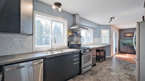 1556 Blackwood Drive, Kelowna, BC - Indoor Photo Showing Kitchen