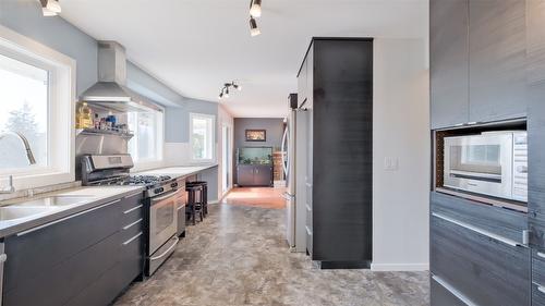 1556 Blackwood Drive, Kelowna, BC - Indoor Photo Showing Kitchen