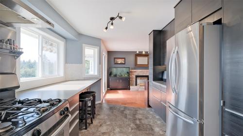 1556 Blackwood Drive, Kelowna, BC - Indoor Photo Showing Kitchen With Stainless Steel Kitchen With Upgraded Kitchen