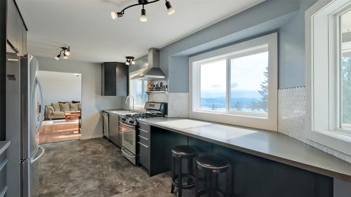 1556 Blackwood Drive, Kelowna, BC - Indoor Photo Showing Kitchen