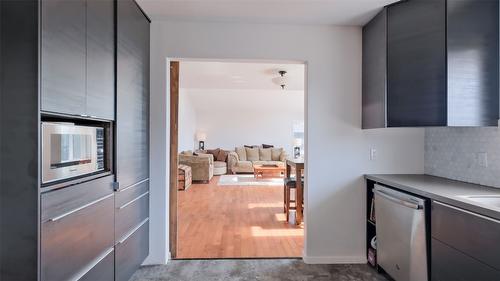 1556 Blackwood Drive, Kelowna, BC - Indoor Photo Showing Kitchen