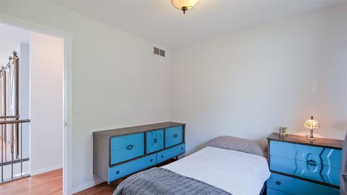 1556 Blackwood Drive, Kelowna, BC - Indoor Photo Showing Bedroom