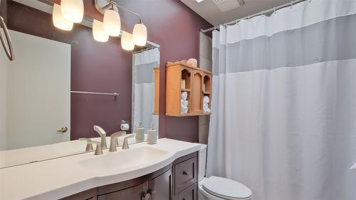 1556 Blackwood Drive, Kelowna, BC - Indoor Photo Showing Bathroom