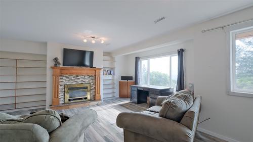 1556 Blackwood Drive, Kelowna, BC - Indoor Photo Showing Living Room With Fireplace