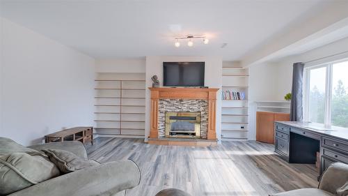 1556 Blackwood Drive, Kelowna, BC - Indoor Photo Showing Living Room With Fireplace