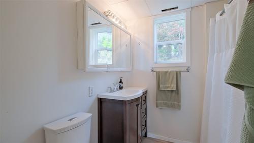 1556 Blackwood Drive, Kelowna, BC - Indoor Photo Showing Bathroom