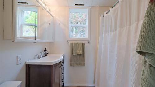 1556 Blackwood Drive, Kelowna, BC - Indoor Photo Showing Bathroom