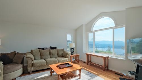 1556 Blackwood Drive, Kelowna, BC - Indoor Photo Showing Living Room