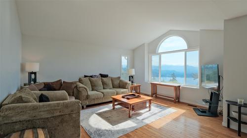 1556 Blackwood Drive, Kelowna, BC - Indoor Photo Showing Living Room