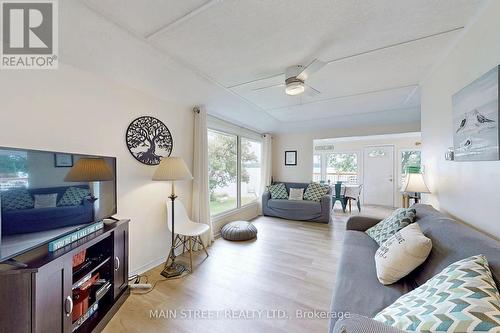 90 Plum Point Lane, Kawartha Lakes, ON - Indoor Photo Showing Living Room