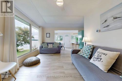 90 Plum Point Lane, Kawartha Lakes, ON - Indoor Photo Showing Living Room