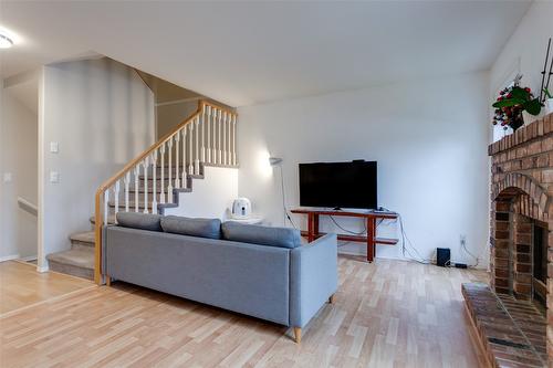 115-133 Wyndham Crescent, Kelowna, BC - Indoor Photo Showing Living Room With Fireplace