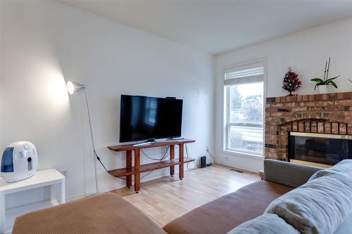 115-133 Wyndham Crescent, Kelowna, BC - Indoor Photo Showing Living Room With Fireplace