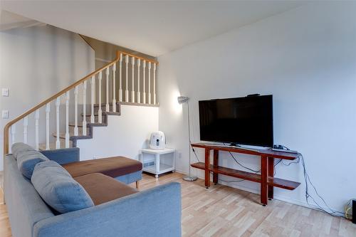 115-133 Wyndham Crescent, Kelowna, BC - Indoor Photo Showing Living Room