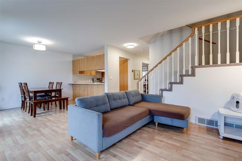 115-133 Wyndham Crescent, Kelowna, BC - Indoor Photo Showing Living Room